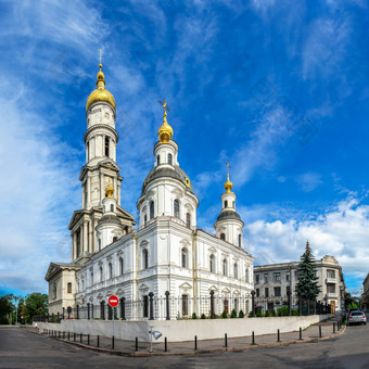哈尔科夫乌克兰假设大教堂哈尔科夫乌克兰阳光明媚的夏天一天假设大教堂哈尔科夫乌克兰