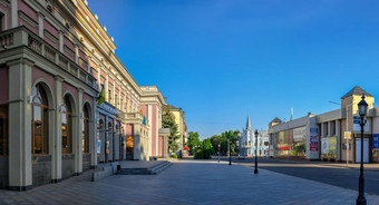 Cherkasy乌克兰历史建筑城市街道Cherkasy乌克兰阳光明媚的夏天早....街道Cherkasy乌克兰