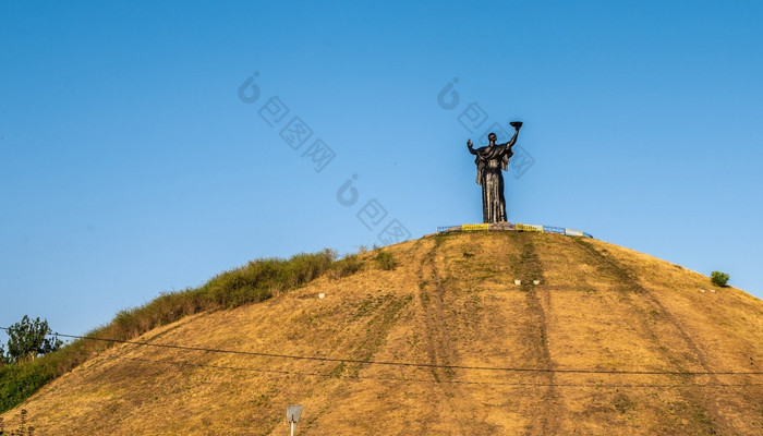 Cherkasy乌克兰山荣耀和祖国纪念碑Cherkasy乌克兰阳光明媚的夏天早....山荣耀Cherkasy乌克兰