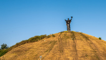 Cherkasy乌克兰山荣耀和祖国纪念碑Cherkasy乌克兰阳光明媚的夏天早....山荣耀Cherkasy乌克兰