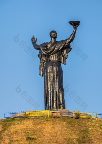 Cherkasy乌克兰山荣耀和祖国纪念碑Cherkasy乌克兰阳光明媚的夏天早....山荣耀Cherkasy乌克兰