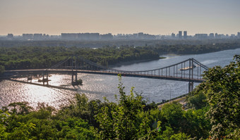 基辅乌克兰视图的第聂伯河河和的城市基辅乌克兰从的行人桥阳光明媚的夏天早....视图的第聂伯河河基辅乌克兰