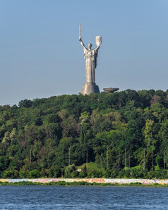 基辅乌克兰祖国纪念碑纪念的Pechersk山基辅乌克兰阳光明媚的夏天早....祖国纪念碑基辅乌克兰