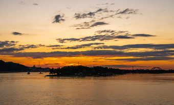 基辅乌克兰视图的第聂伯河河基辅乌克兰阳光明媚的夏天晚上日落的第聂伯河河基辅乌克兰