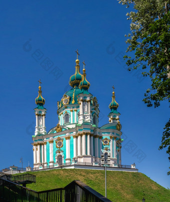 基辅乌克兰的安德鲁教堂和的安德里耶夫斯基血统基辅乌克兰阳光明媚的夏天一天安德鲁教堂基辅乌克兰