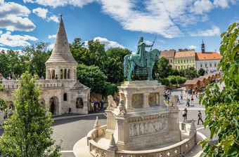 布达佩斯匈牙利神圣的三一广场的上小镇布达布达佩斯匈牙利阳光明媚的夏天早....神圣的三一广场布达佩斯匈牙利