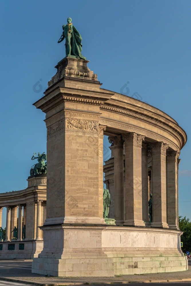 布达佩斯匈牙利纪念碑的年匈牙利的英雄广场布达佩斯阳光明媚的夏天早....纪念碑的年匈牙利布达佩斯