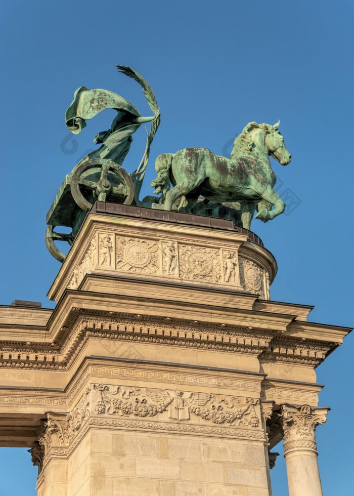 布达佩斯匈牙利纪念碑的年匈牙利的英雄广场布达佩斯阳光明媚的夏天早....纪念碑的年匈牙利布达佩斯