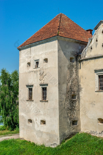 斯维尔日乌克兰斯维尔日城堡利沃夫地区乌克兰阳光明媚的夏天一天斯维尔日城堡利沃夫地区乌克兰