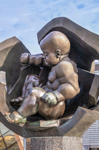 敖德萨乌克兰纪念碑的金孩子的海港敖德萨乌克兰纪念碑金孩子敖德萨乌克兰