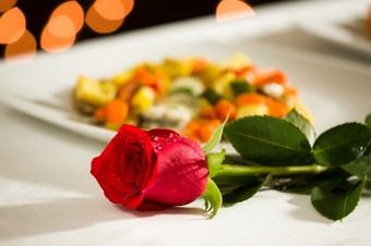 红色的玫瑰为浪漫的晚餐的<strong>餐厅</strong>红色的玫瑰为浪漫的晚餐