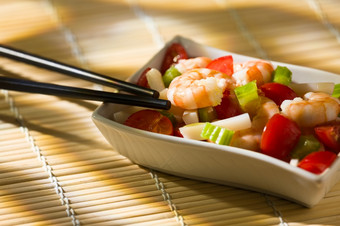 虾沙拉内部白色碗和筷子在竹子桌布虾沙拉内部白色碗和筷子