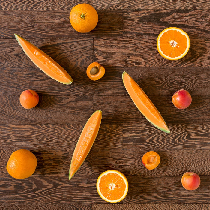 新鲜的橙色健美的水果在木背景新鲜的橙色健美的水果