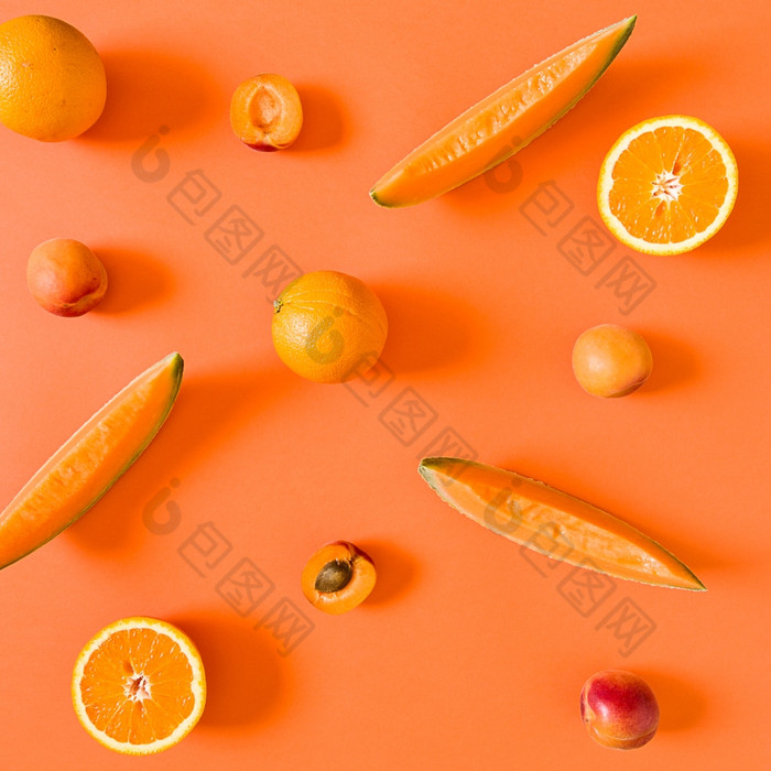 新鲜的橙色健美的水果在橙色背景新鲜的橙色健美的水果