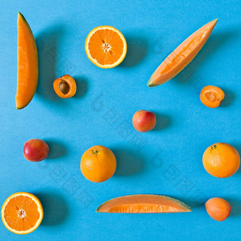 新鲜的橙色健美的水果在蓝色的背景新鲜的橙色健美的水果