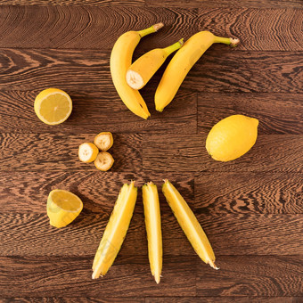 新鲜的黄色的健美的水果在木背景新鲜的黄色的健美的水果