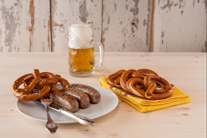 巴伐利亚煮熟的香肠和椒盐卷饼板和啤酒巴伐利亚煮熟的香肠和椒盐卷饼