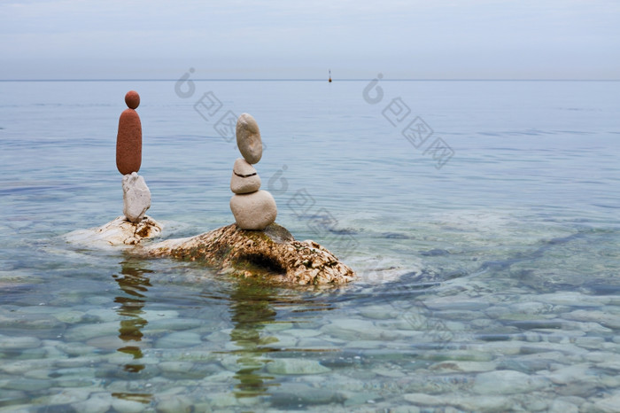 Zen平衡石头的水岩石平衡的海