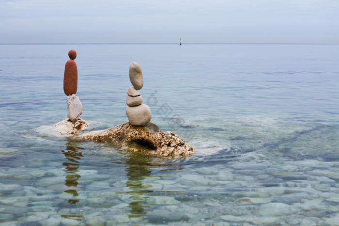 平衡石头的水岩石平衡的海图片
