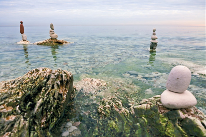 岩石平衡的海平衡石头的海图片