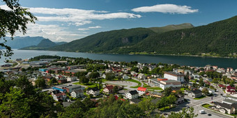 <strong>全景</strong>视图andalsnes城市挪威romsdalsfjorden<strong>下</strong>阳光明媚的天空<strong>全景</strong>视图andalsnes城市挪威romsdalsfjorden