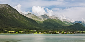 全景视图的山沿着的romsdalsfjorden<strong>挪</strong>威下阳光明媚的天空全景视图的山沿着的romsdalsfjorden<strong>挪</strong>威