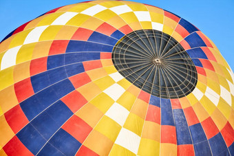 特写镜头色彩斑斓的热空气气球在的通货膨胀特写镜头色彩斑斓的热空气气球
