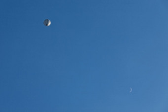 黑色的和白色气球飞行和<strong>月亮</strong>见过从<strong>下</strong>面对蓝色的天空黑色的和白色气球飞行和<strong>月亮</strong>见过从<strong>下</strong>面