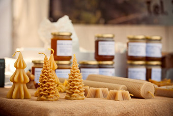 各种各样的工艺品honeycandle在表格与蜂蜜Jar背景各种各样的工艺品honeycandle在表格