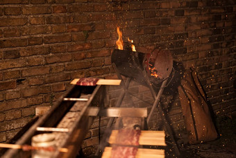 手工制作的烧烤发射煤炭准备好了烹饪羊肉串手工制作的烧烤发射煤炭