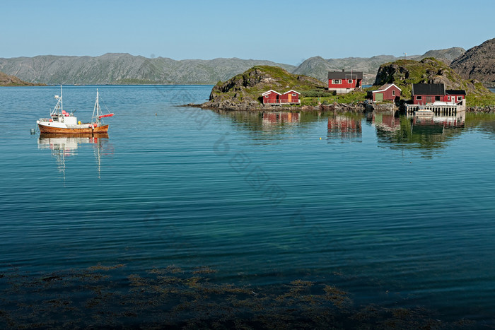 小挪威木房子和船附近霍宁挪威霍宁挪威