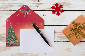 圣诞节信和笔在乡村木表格与现在圣诞节信在乡村木表格