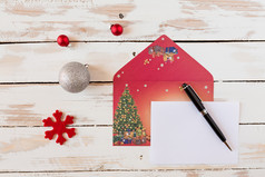 圣诞节信和笔在乡村木表格与装饰圣诞节信在乡村木表格