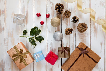 圣诞节礼物和装饰在乡村木表格见过从以上圣诞节礼物和装饰在乡村木表格