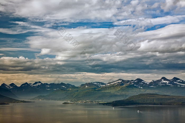 Cloudscape在的山原型与一些船的峡湾挪威Cloudscape在的山原型挪威