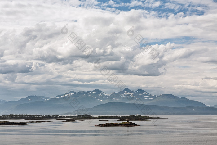 全景山视图与一些岛屿的峡湾原型挪威山视图与一些岛屿的峡湾原型挪威