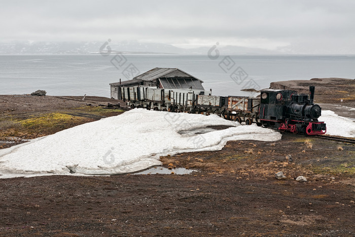 老工业火车和小屋多雾的一天alesund斯瓦尔巴特群岛岛屿挪威老工业火车和小屋alesund斯瓦尔巴特群岛岛屿