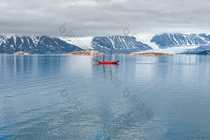 冰川山和航行船多云的一天斯瓦尔巴特群岛岛屿挪威冰川山和航行船斯瓦尔巴特群岛岛屿