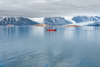 冰川山和航行船多云的一天斯瓦尔巴特群岛<strong>岛屿</strong>挪威冰川山和航行船斯瓦尔巴特群岛<strong>岛屿</strong>