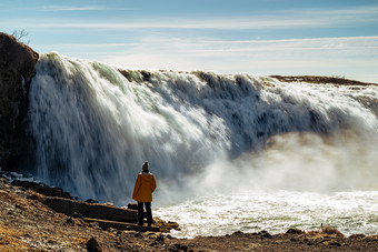 女人看faxafoss瀑布阳光明媚的一天冰岛faxafoss瀑布冰岛