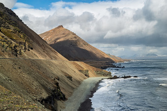 克罗斯内斯山山的东区冰岛前面的海洋克罗斯内斯山山的东区冰岛