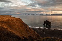 白色棚子的著名的岩石的海洋冰岛日出白色棚子冰岛日出