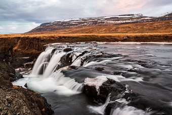 煤猫头鹰猫头鹰瀑布冰岛多云的一天煤猫头鹰猫头鹰瀑布冰岛