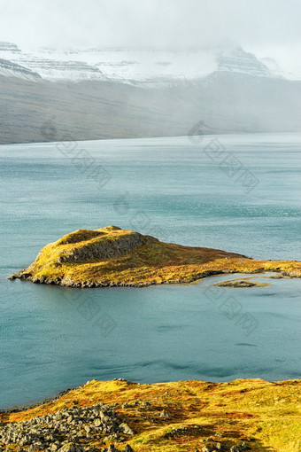 埃斯基峡湾的东一边冰岛多云的一天埃斯基峡湾的东一边冰岛