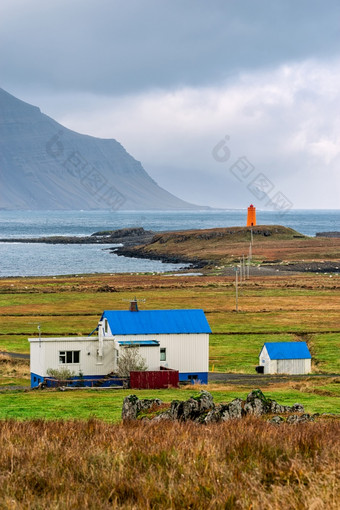 雷达尔峡湾的东一边冰岛和的灯塔多云的一天雷达尔峡湾的东一边冰岛和的灯塔