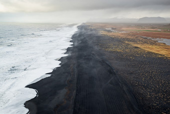视图的黑色的沙子海滩从迪霍莱海角大西洋南海岸多云的一天冰岛视图的黑色的沙子海滩从迪霍莱冰岛