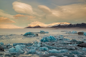 冰山的杰古沙龙冰隆湖瓦特纳冰川国家公园日出冰岛冰山的杰古沙龙冰隆湖日出冰岛