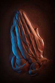 皮革雕刻的形状祈祷手