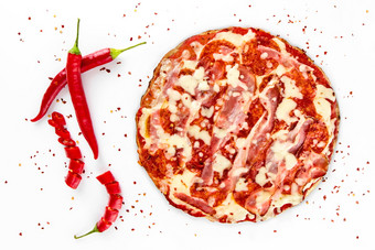 披萨意大利蒜味腊肠与红色的辣椒辣椒白色背景