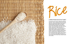 亚洲未煮过的白色大米木勺子背景稻草